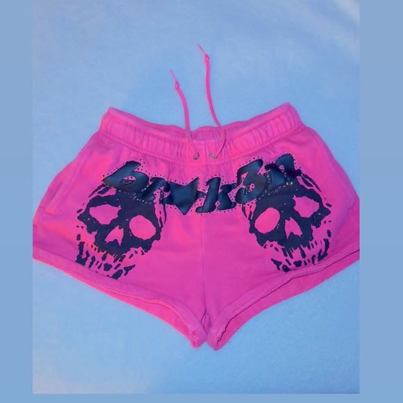 Broken promises skull shorts 🎀🖤 - Picture 1 of 3